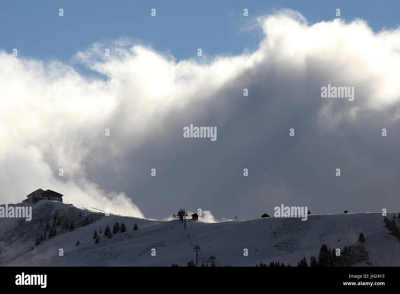 Alpes françaises. Massif du Mont Blanc. Ciel nuageux sur le Mont d'Arbois. Les pistes de ski de Megève et Saint-Gervais. La France. Banque D'Images