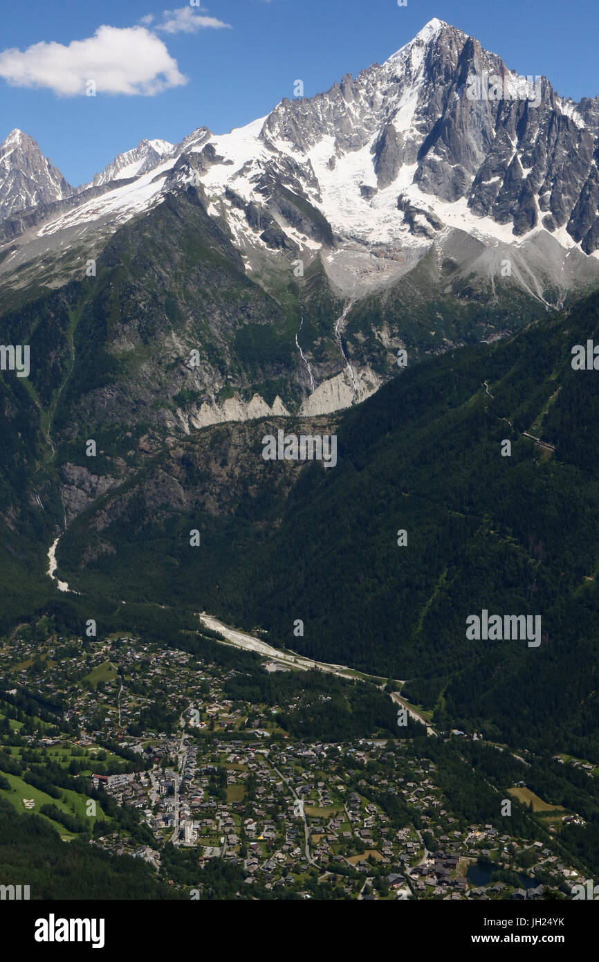 Alpes françaises. Massif du Mont Blanc. Ville de Chamonix en été. La France. Banque D'Images