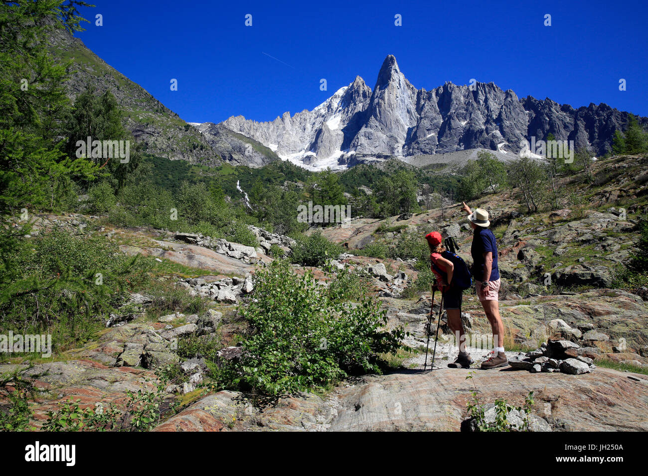Alpes françaises. Massif du Mont Blanc. Les promeneurs sur un chemin au-dessus de la vallée de Chamonix. La France. Banque D'Images