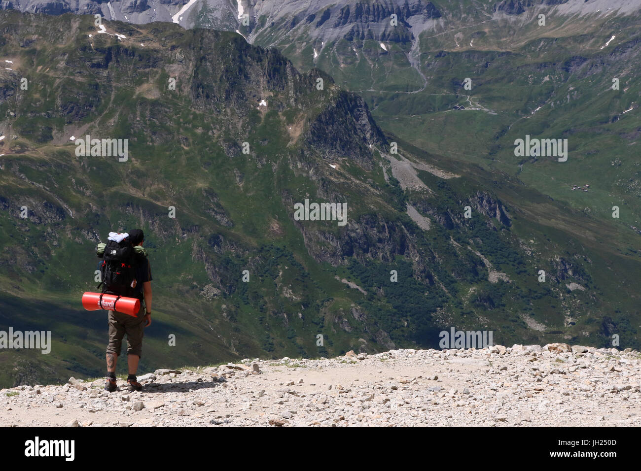 Alpes françaises. Massif du Mont Blanc. Walker sur un chemin au-dessus de la vallée de Chamonix, France. Banque D'Images