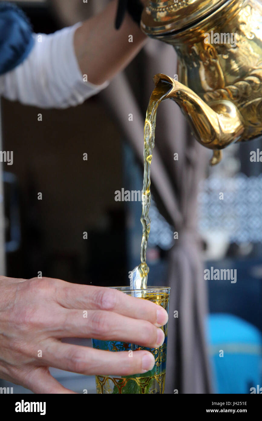 Thé à la menthe marocain traditionnel. La France. Banque D'Images