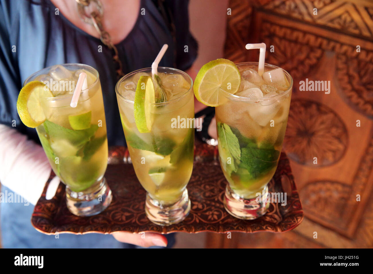 Thé et jus de lime. La France. Banque D'Images