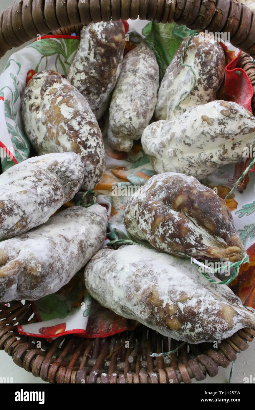 Les saucisses en vente au marché de plein air. La France. Banque D'Images