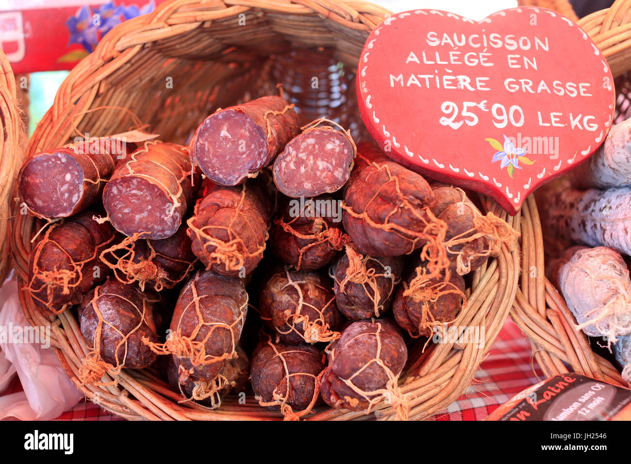 Les saucisses en vente au marché de plein air. La France. Banque D'Images