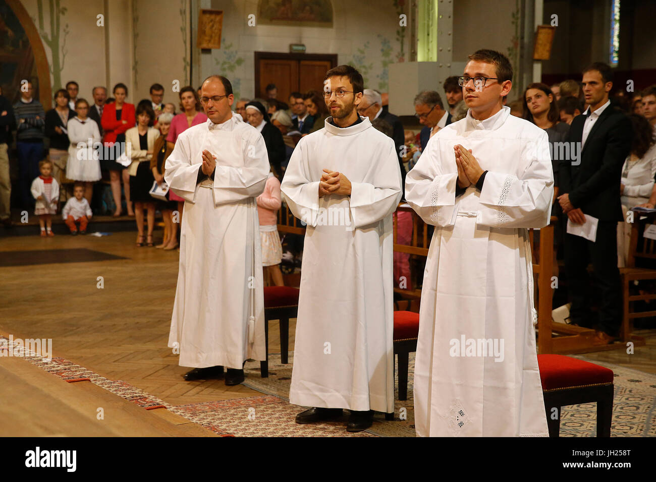 Deacon à Notre Dame d'ordinations du Travail, de l'église de Paris. La France. Banque D'Images