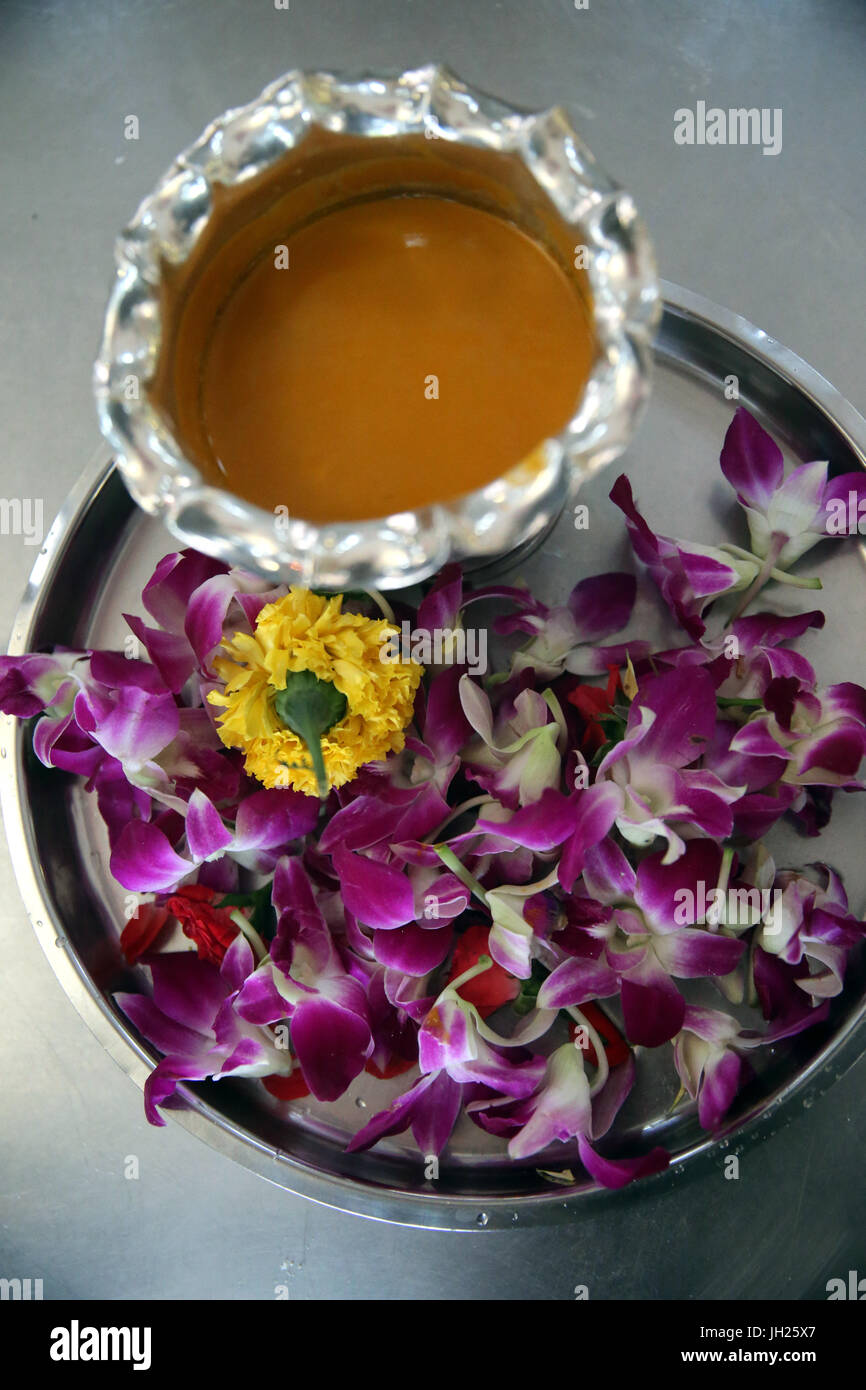 Temple hindou Sri Thendayuthapani' Chettiars (Temple). Pour offrir des fleurs rituel hindou. Singapour. Banque D'Images