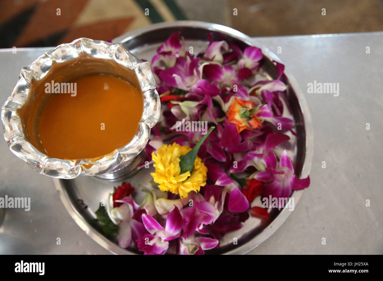 Temple hindou Sri Thendayuthapani' Chettiars (Temple). Pour offrir des fleurs rituel hindou. Singapour. Banque D'Images