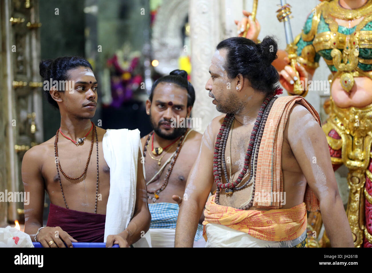 Sri Veeramakaliamman Temple Hindou. Hindu Brahmin prêtres. Singapour. Banque D'Images