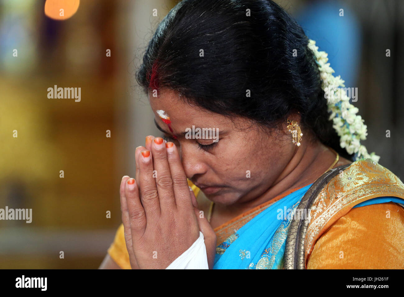 Sri Veeramakaliamman Temple Hindou. Femme en prière indienne. Singapour. Banque D'Images