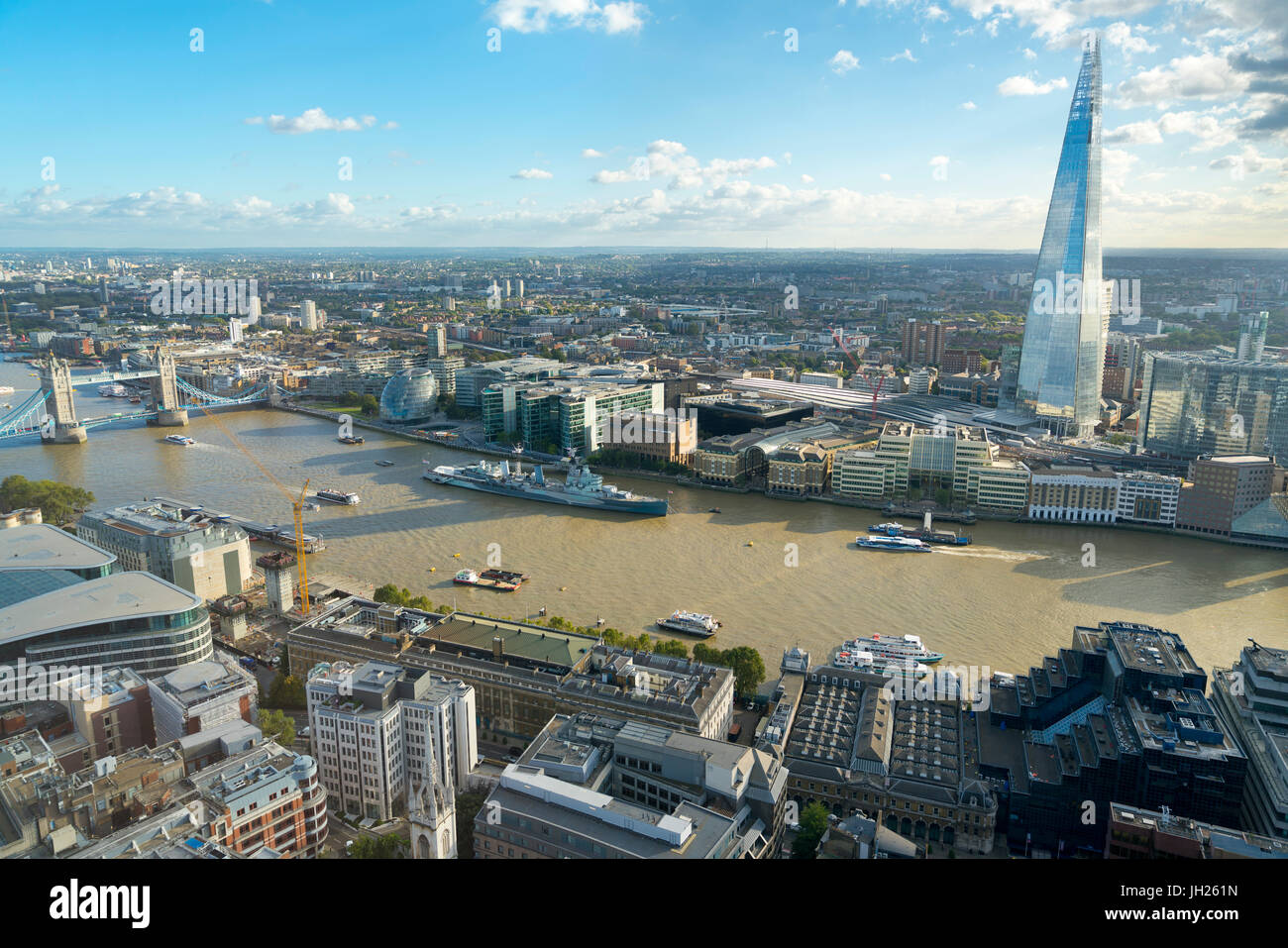 Sur la Tamise, le Tower Bridge, et le fragment, Londres, Angleterre, Royaume-Uni, Europe Banque D'Images