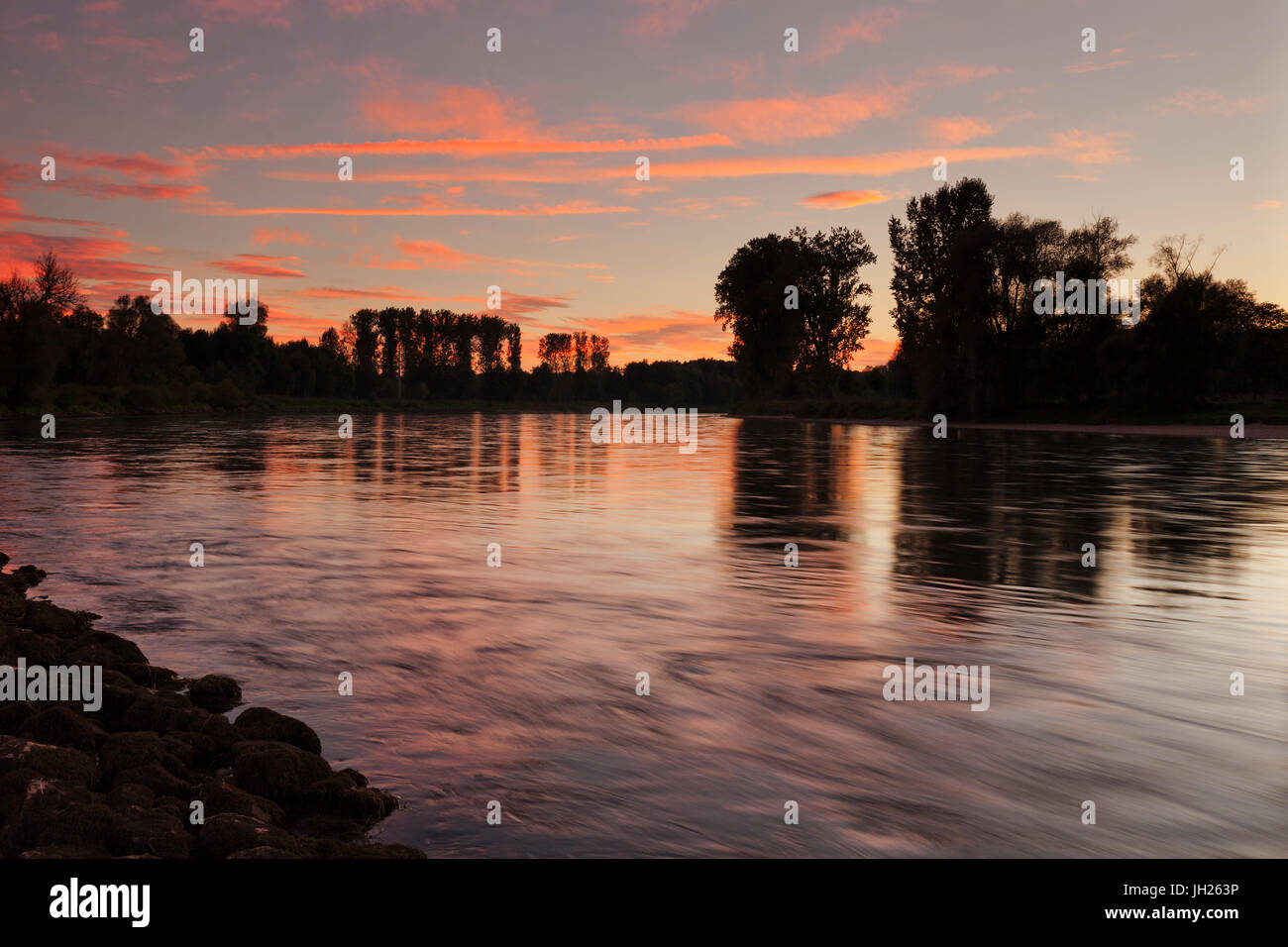 Danube au coucher du soleil, à proximité de monastère de Weltenbourg, Kelheim, Bavaria, Germany, Europe Banque D'Images