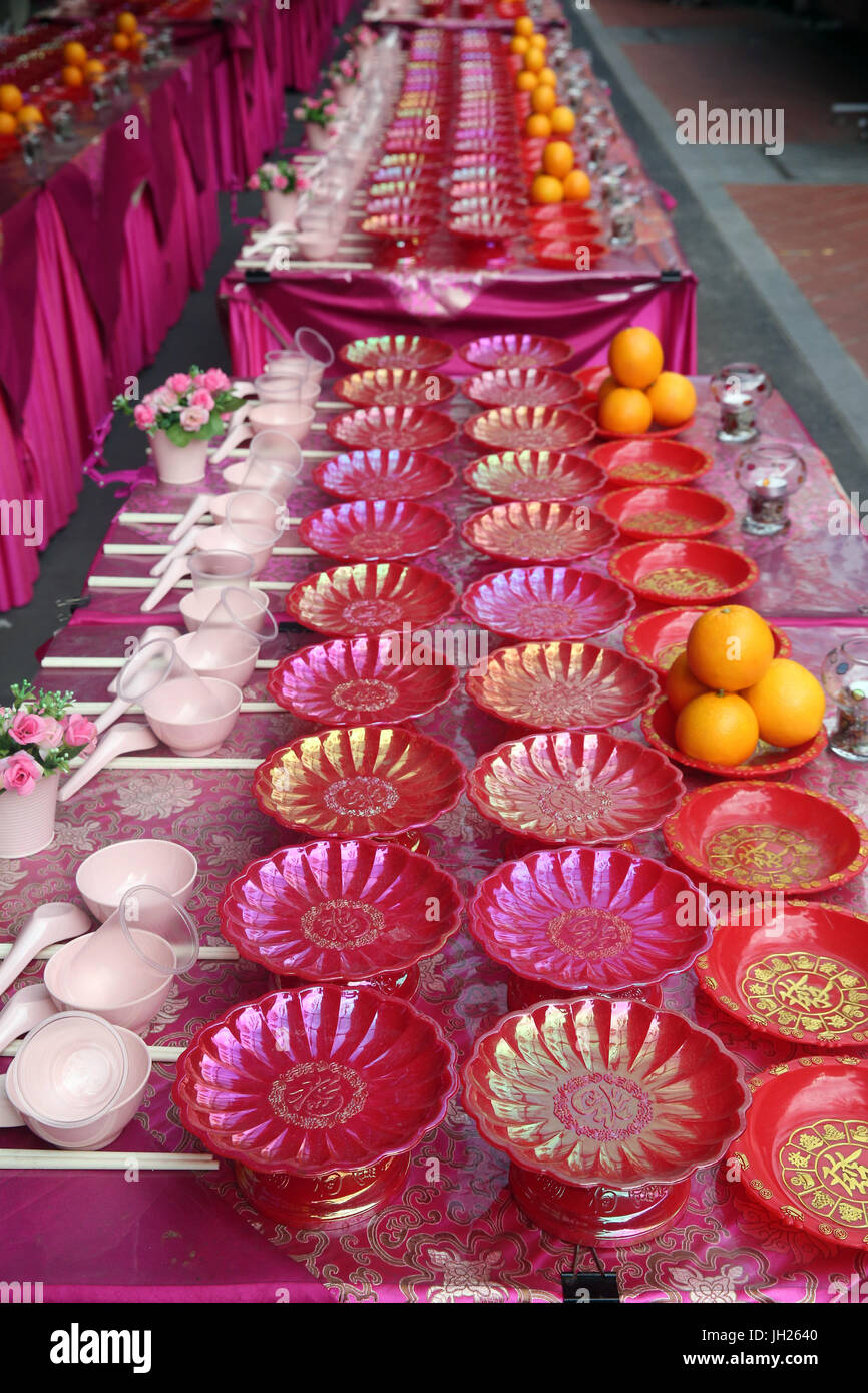Buddha Tooth Relic Temple dans le quartier chinois. Ullambana cérémonie. La nourriture est offerte aux ancêtres au cours de l'Assemblée Ghost Festival. Singapour. Banque D'Images