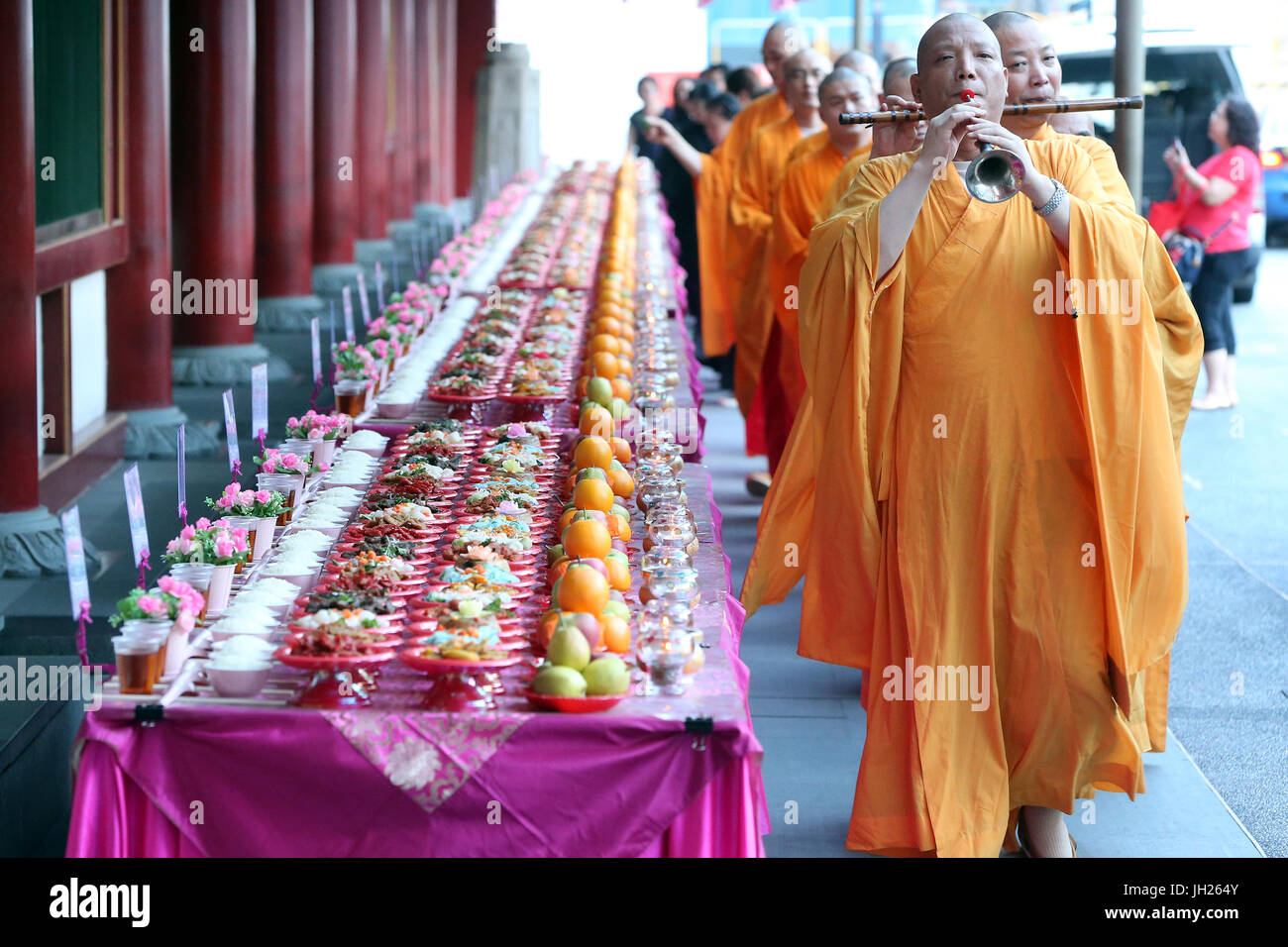 Buddha Tooth Relic Temple dans le quartier chinois. Ullambana cérémonie. La nourriture est offerte aux ancêtres au cours de l'Assemblée Ghost Festival. Singapour. Banque D'Images