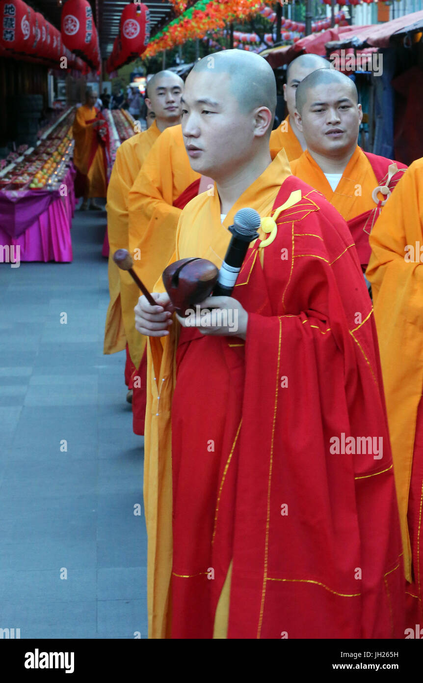 Buddha Tooth Relic Temple dans le quartier chinois. Ullambana cérémonie. Procession des moines bouddhistes. Singapour. Banque D'Images