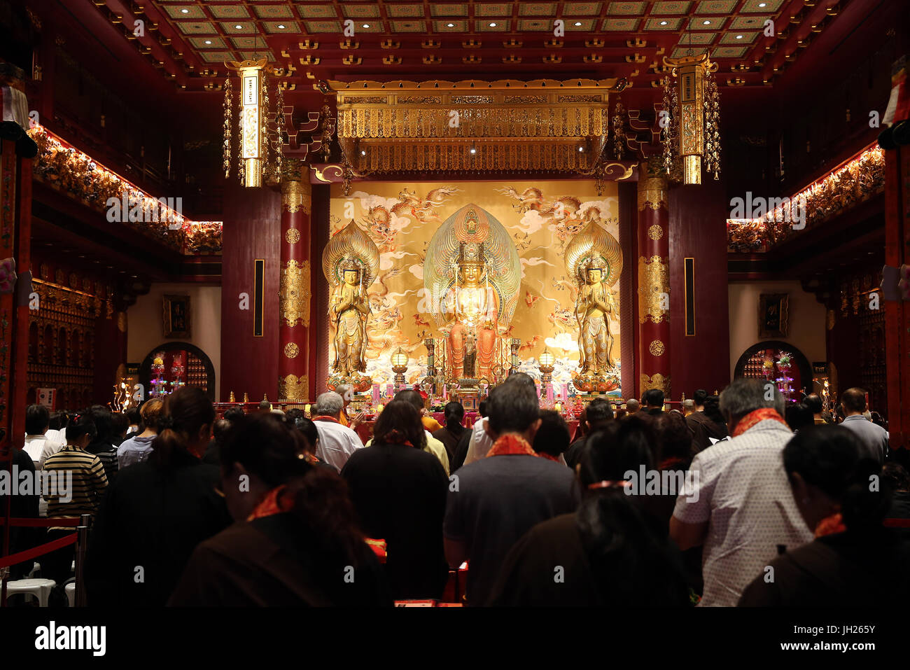 Buddha Tooth Relic Temple dans le quartier chinois. Ullambana cérémonie. Les gens tiennent des cérémonies de bienvenue les fantômes et les esprits. Singapour. Banque D'Images