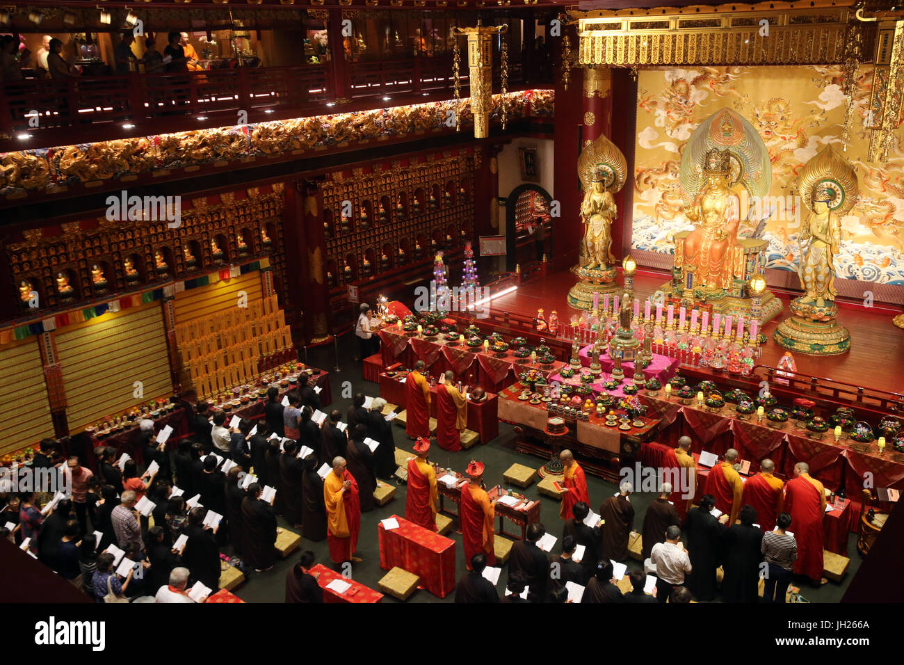 Buddha Tooth Relic Temple dans le quartier chinois. Ullambana cérémonie. Les gens tiennent des cérémonies de bienvenue les fantômes et les esprits. Singapour. Banque D'Images