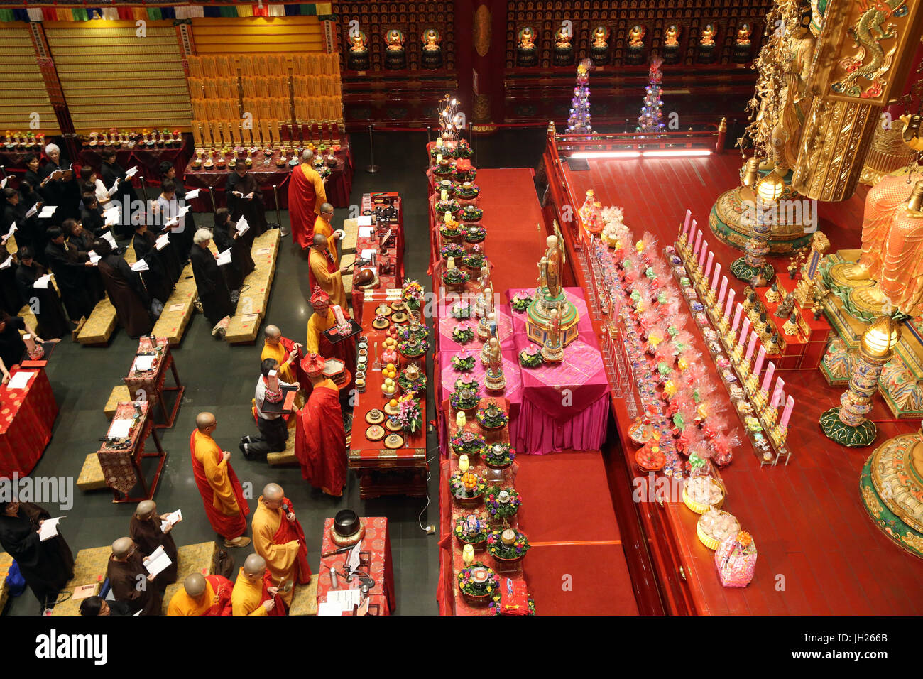 Buddha Tooth Relic Temple dans le quartier chinois. Ullambana cérémonie. Les gens tiennent des cérémonies de bienvenue les fantômes et les esprits. Singapour. Banque D'Images