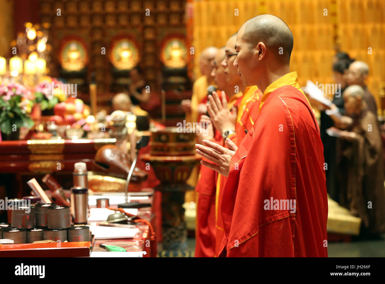 Buddha Tooth Relic Temple dans le quartier chinois. Ullambana cérémonie. Les gens tiennent des cérémonies de bienvenue les fantômes et les esprits. Singapour. Banque D'Images