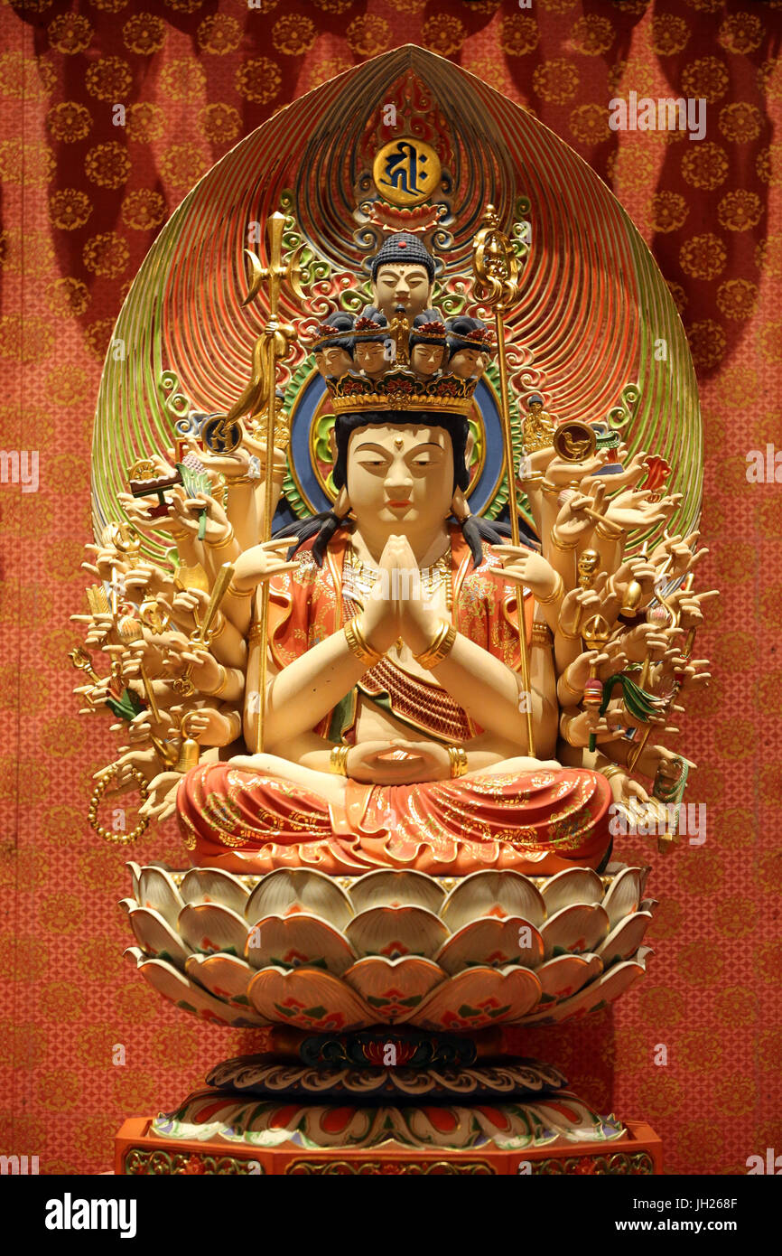 Buddha Tooth Relic Temple dans le quartier chinois. Bras mille Avalokiteshvara. Divinité gardienne pour les personnes nées en l'année du rat. Singapour. Banque D'Images
