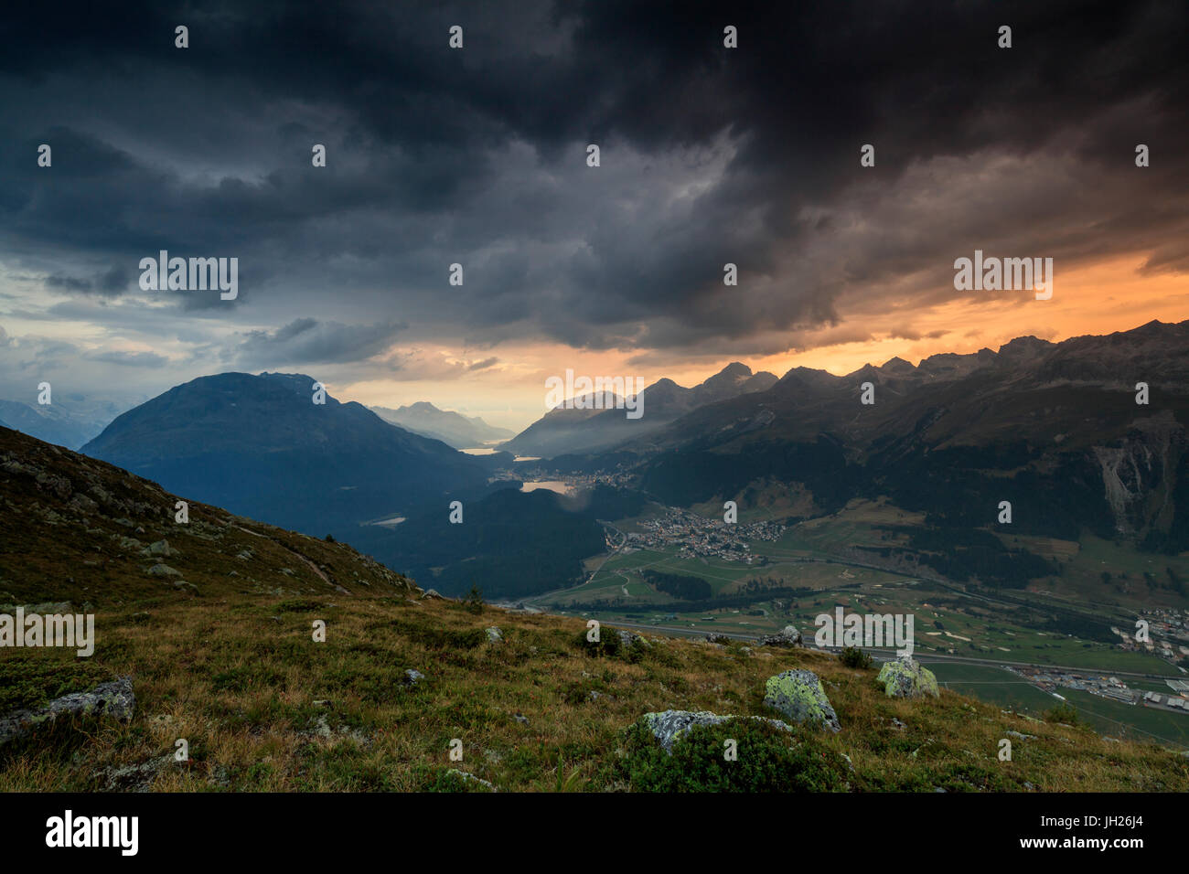 Coucher de soleil nuages sombres et la trame des feux de pics rocheux de Muottas Muragl, Saint-Moritz, Canton des Grisons, Engadine, Suisse Banque D'Images