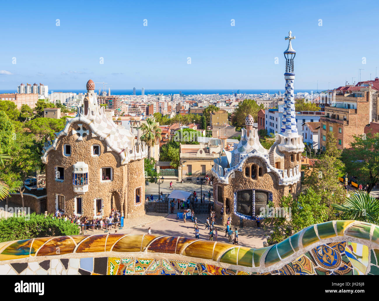 Pavillon d'entrée au Parc Guell conçu par Antoni Gaudi, l'UNESCO, avec une vue sur l'horizon de la ville de Barcelone, Catalogne, Espagne Banque D'Images