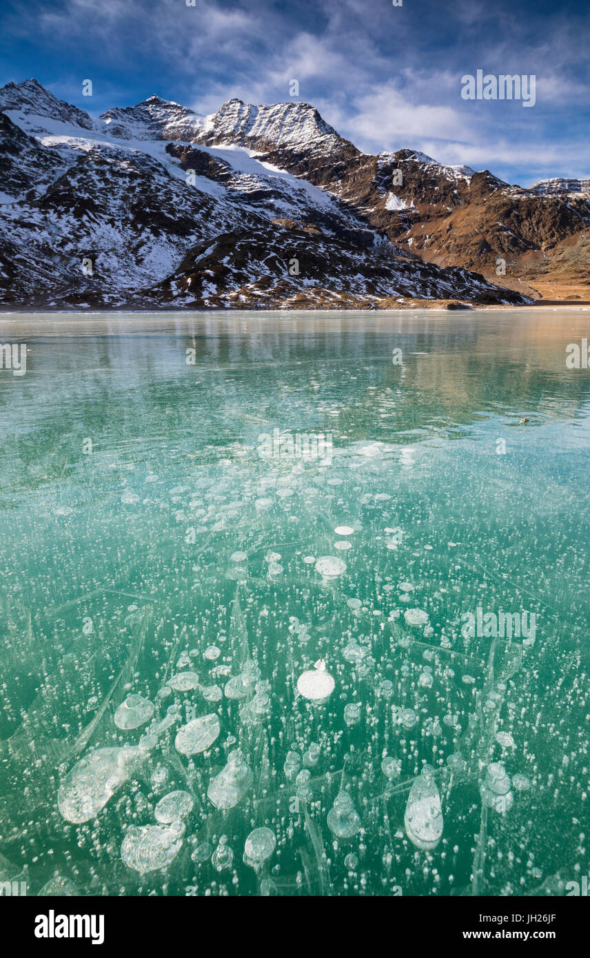 Bulles de glace dans l'eau turquoise du lac White (Lago Bianco), Col de la Bernina, Canton des Grisons, Suisse Banque D'Images