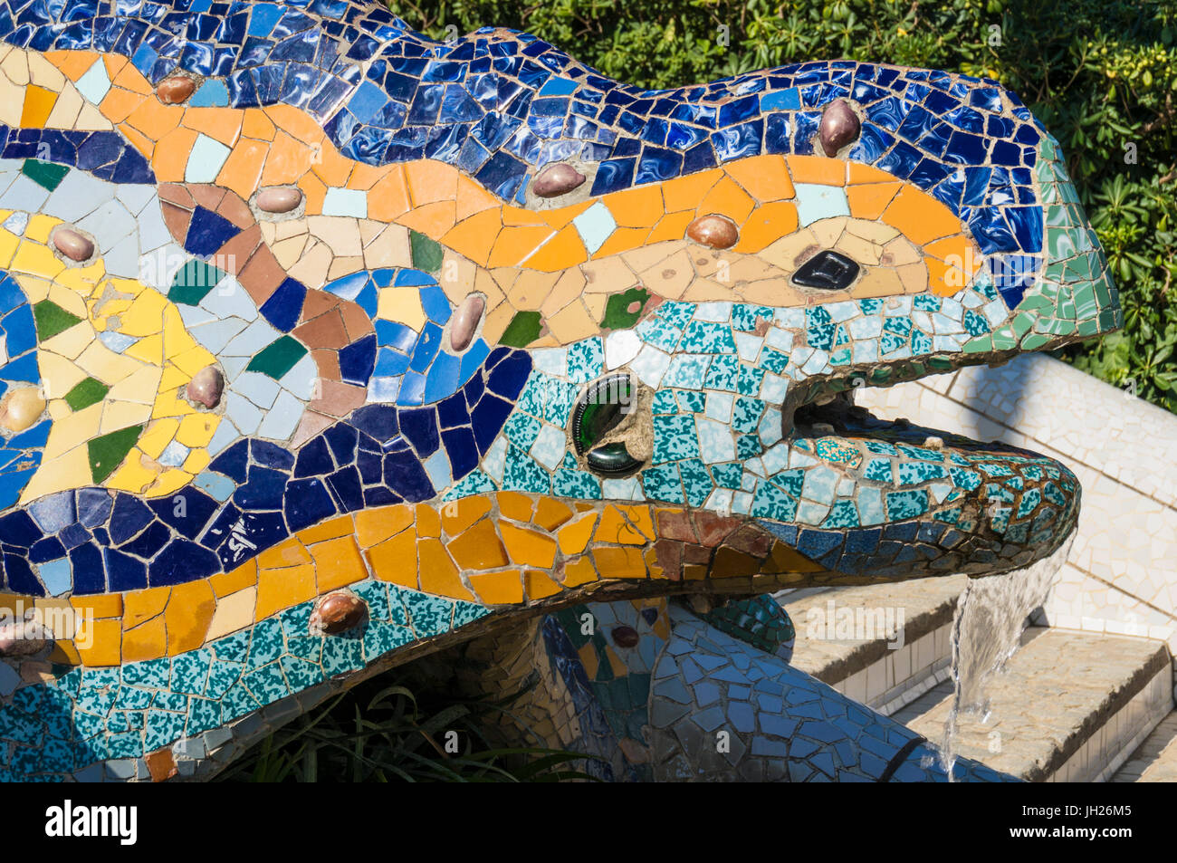 Dragon en mosaïque, salamader, lizard par Antoni Gaudi, le Parc Guell, l'UNESCO, Barcelone, Catalogne (Catalunya), Espagne Banque D'Images