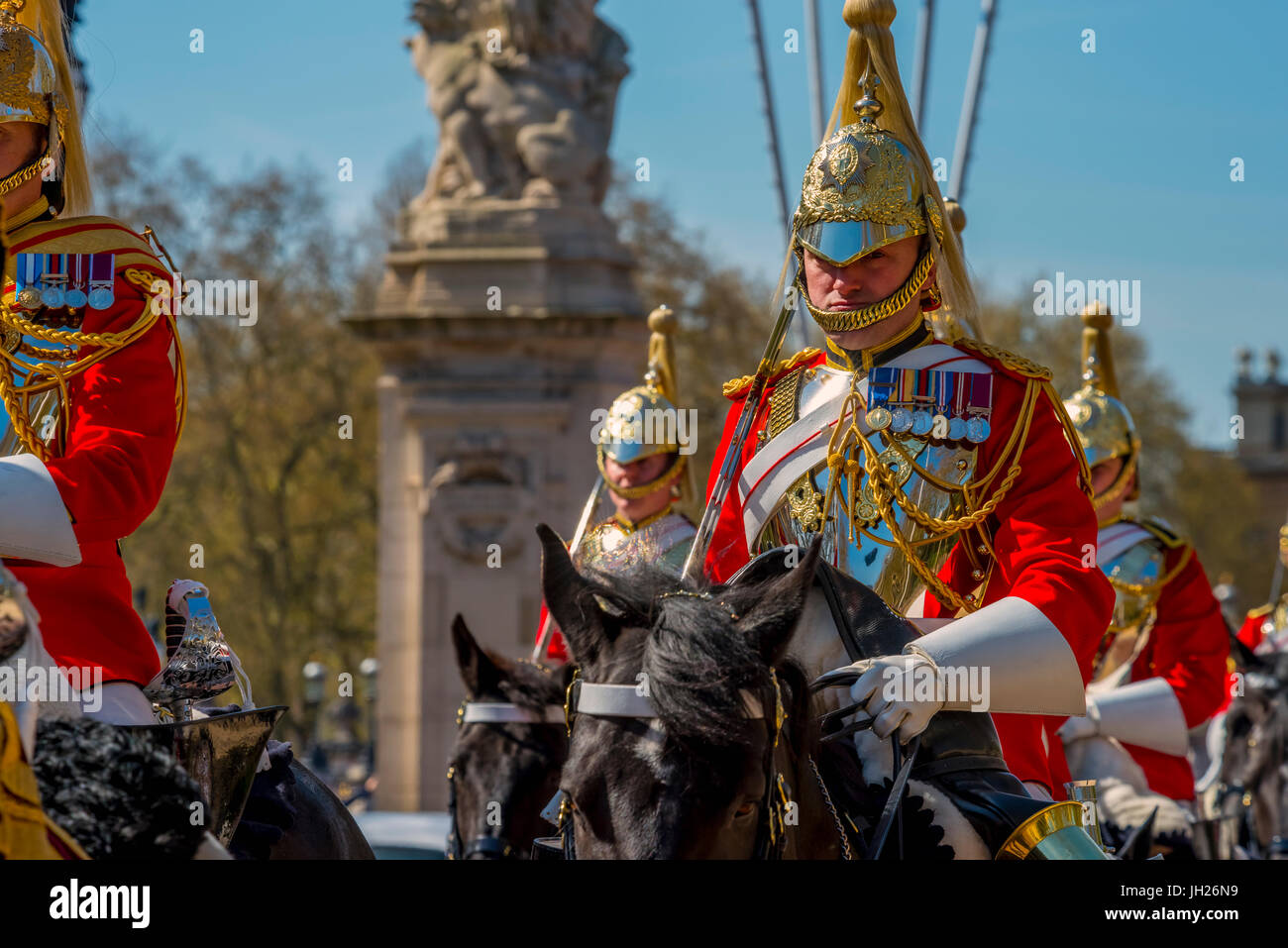 Relève de la garde, le palais de Buckingham, le Mall, Londres, Angleterre, Royaume-Uni, Europe Banque D'Images