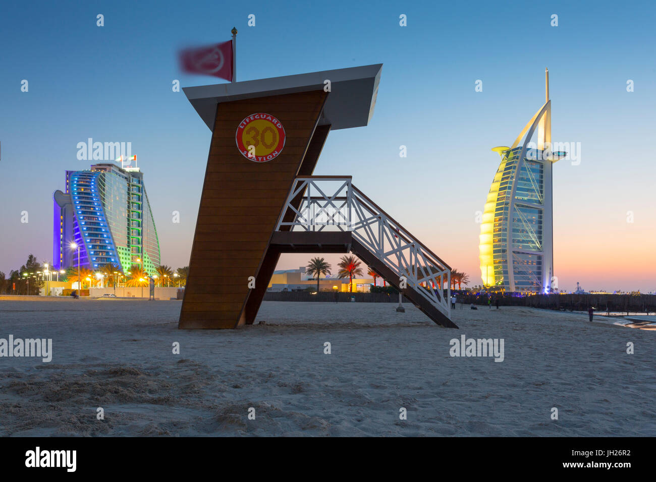 Hôtel Burj Al Arab, coucher de soleil et de guet de sauveteur sur la plage de Jumeirah, Dubaï, Émirats arabes unis, Moyen Orient Banque D'Images