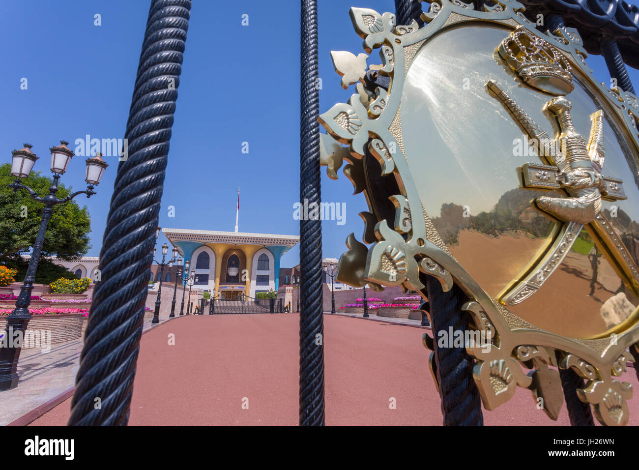 Vue d'Al Alam Palace via main gate, Muscat, Oman, Middle East Banque D'Images