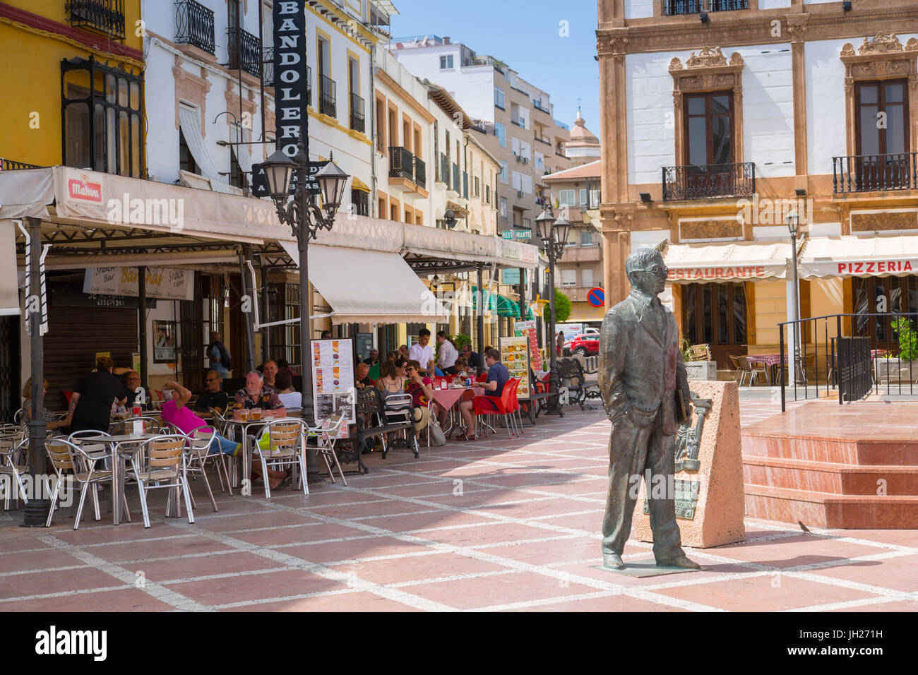 Vue d'une statue et des restaurants, de la Plaza del Socorro, Ronda, Andalousie, Espagne, Europe Banque D'Images