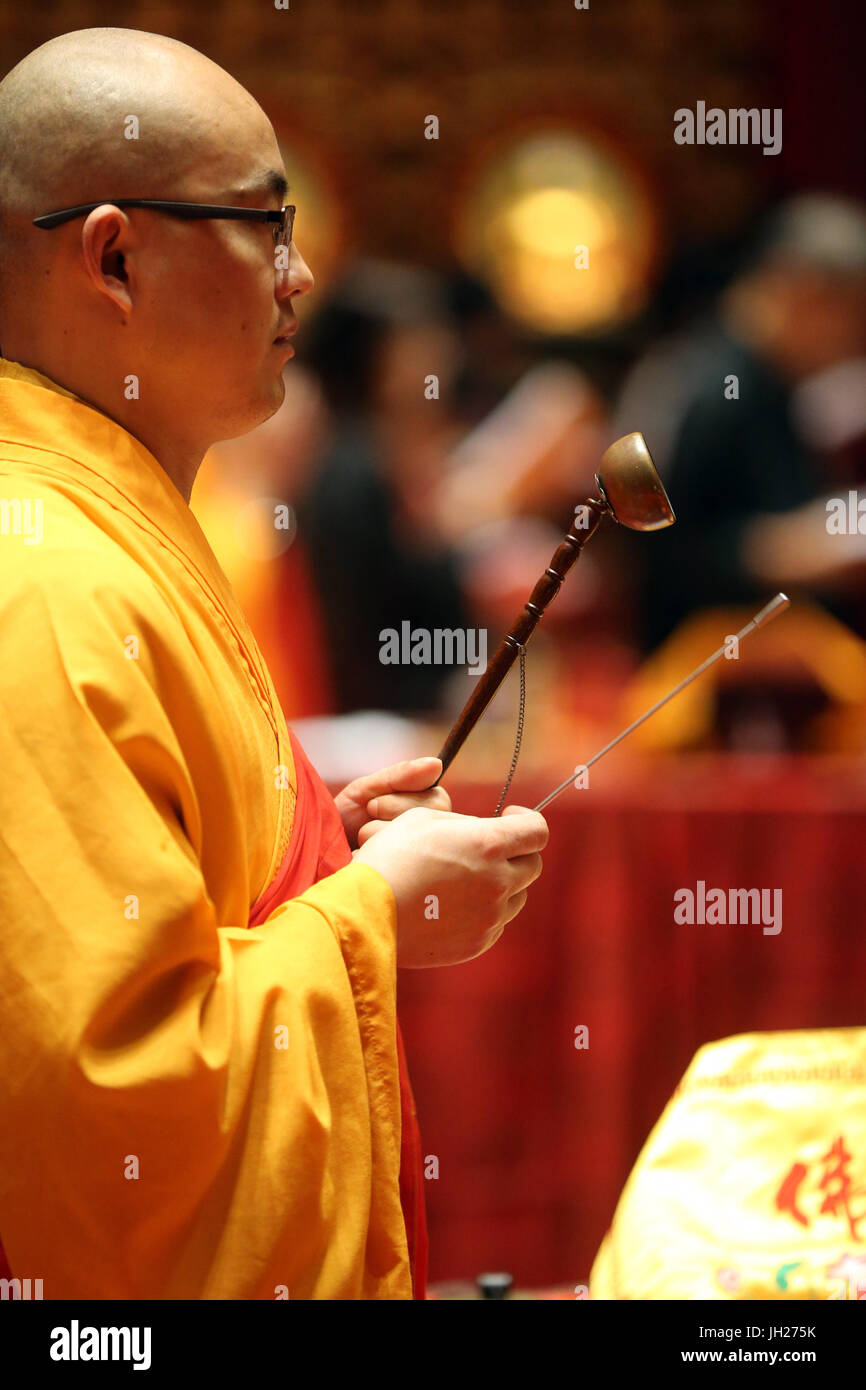 Buddha Tooth Relic Temple dans le quartier chinois. Cloche en laiton bouddhiste. Singapour. Banque D'Images