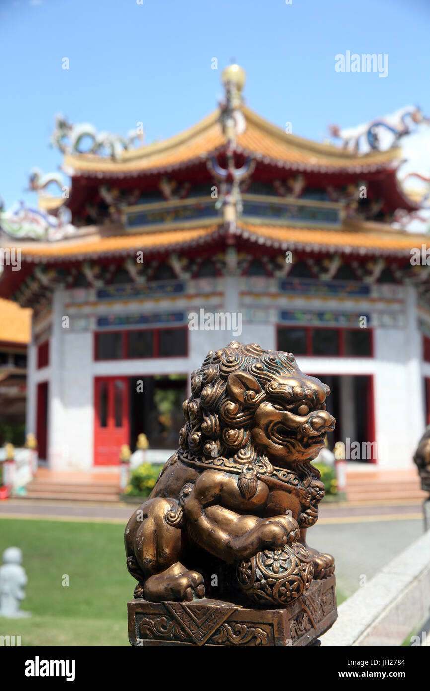 Kong Meng San Phor Kark Voir le monastère. Hall d'Amrita préceptes. Lion gardien impérial. Singapour. Banque D'Images