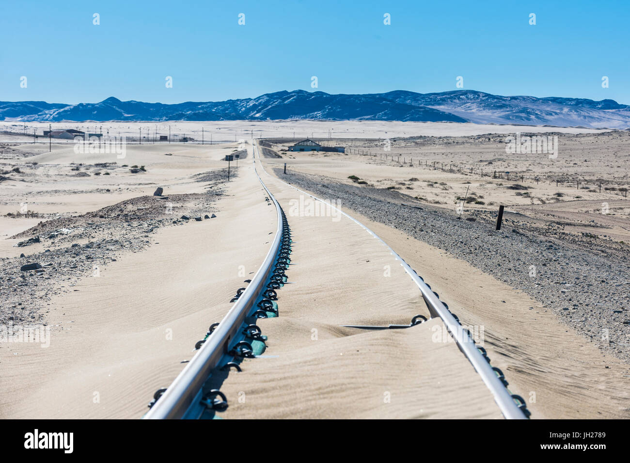 Les voies de chemin de fer survolés par le sable, vieille ville fantôme de diamants, Kolmanskop, près de Lüderitz, Namibie, Afrique Banque D'Images