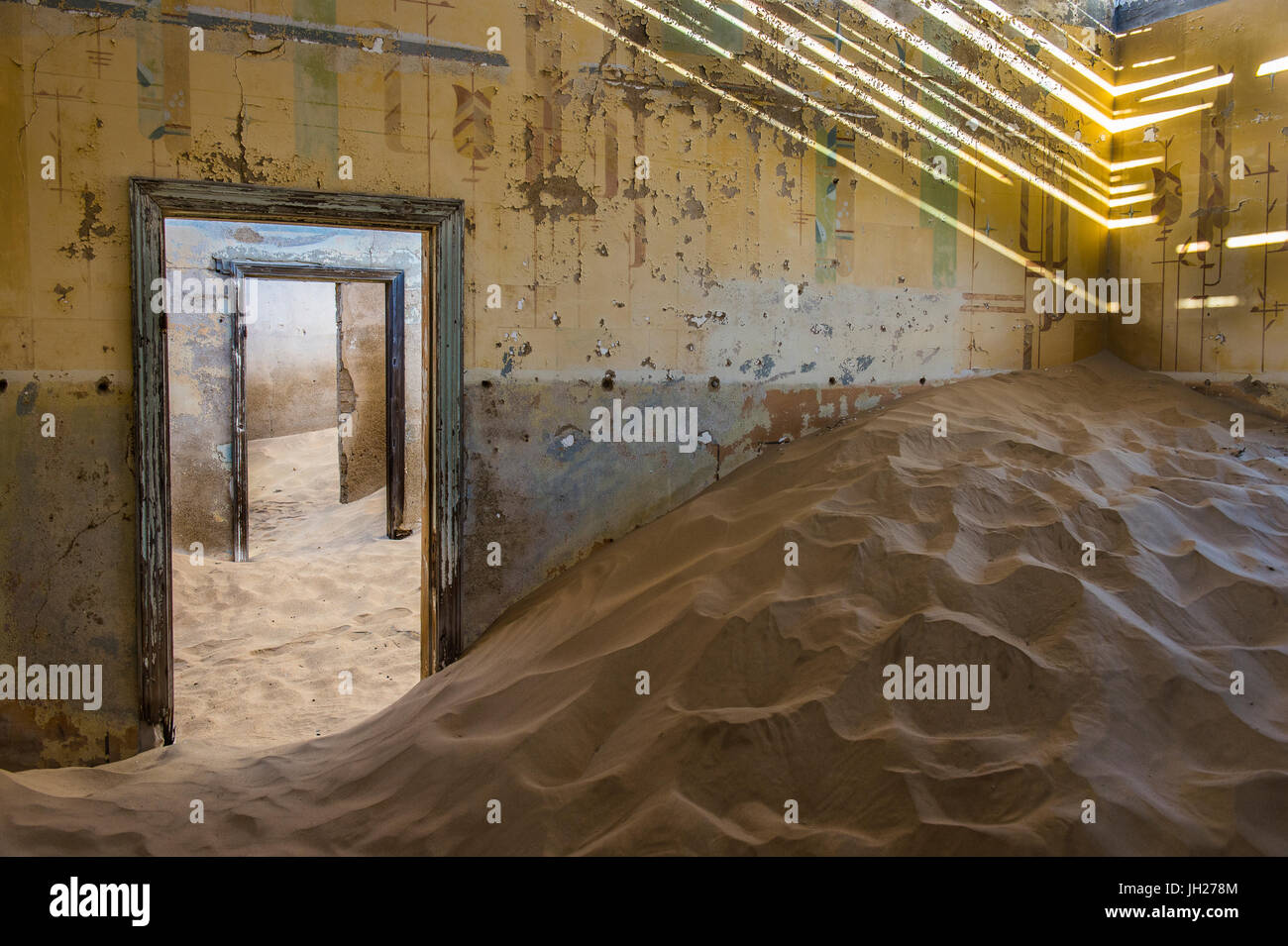 Du sable dans une vieille maison coloniale, vieille ville fantôme de diamants, Kolmanskop (Coleman's Hill), près de Lüderitz, Namibie, Afrique Banque D'Images