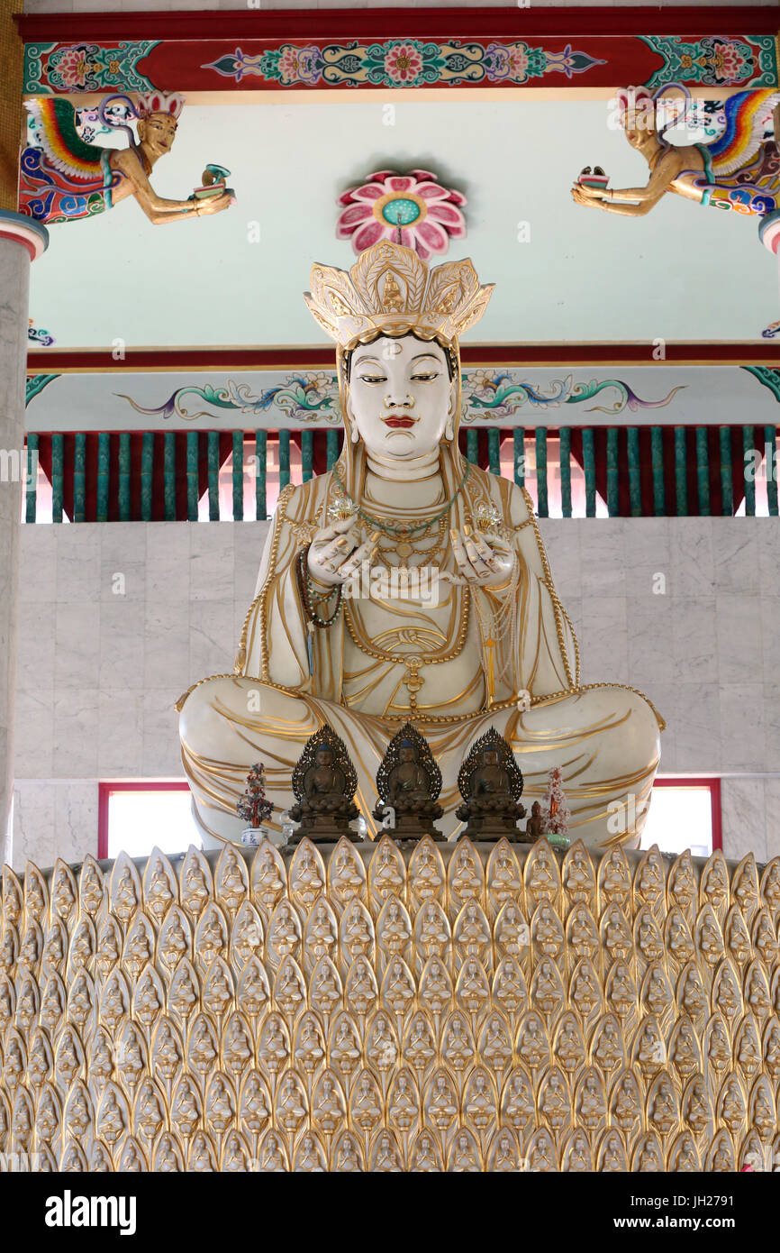 Kong Meng San Phor Kark Voir le monastère. Hall d'Amrita préceptes. Rocana Bouddha qui représente le sambhogakaya du Bouddha Shakyamuni. Singapour. Banque D'Images