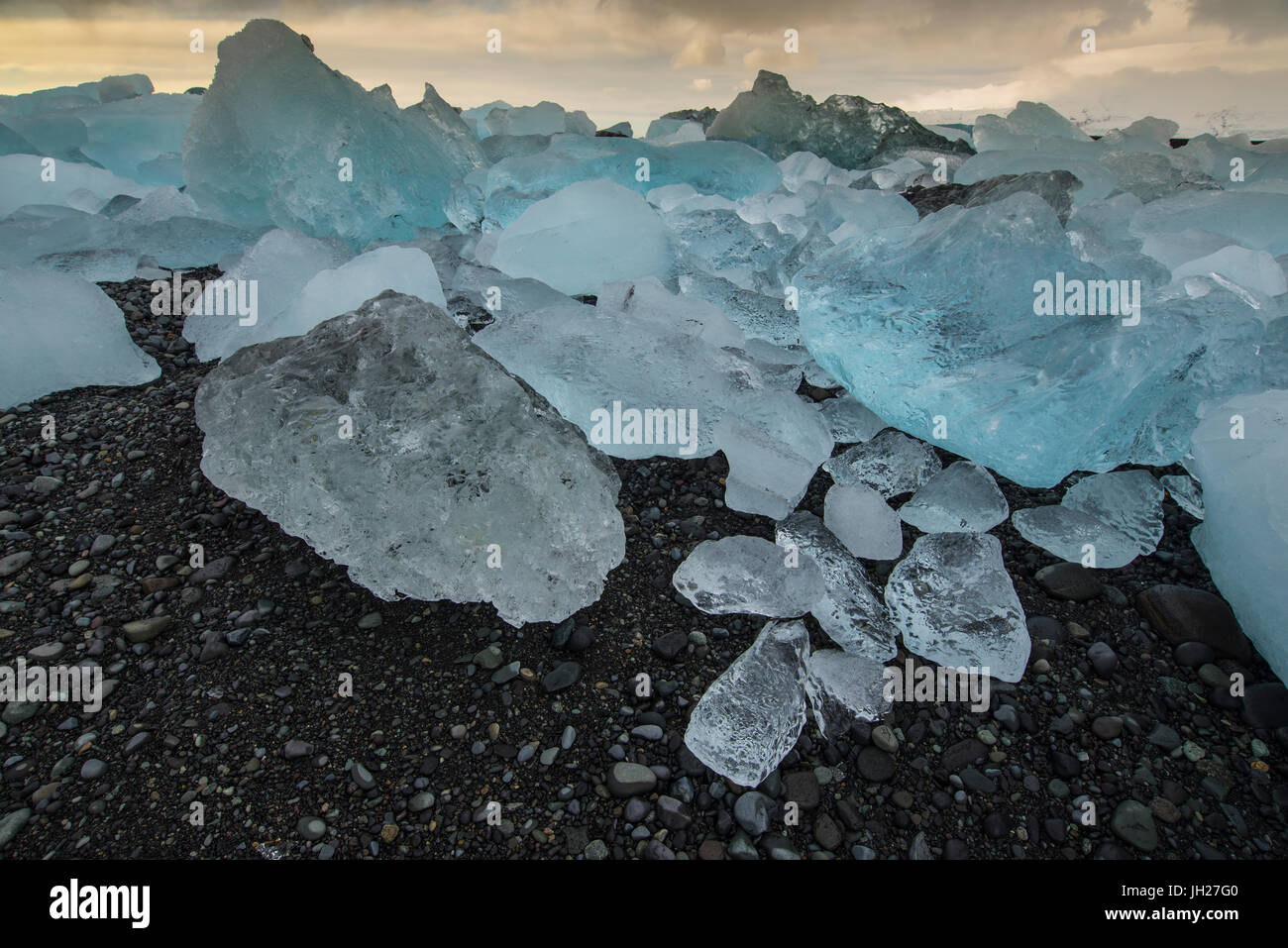 Les icebergs Jokulsarlon sur plage de sable noir, l'Islande, les régions polaires Banque D'Images
