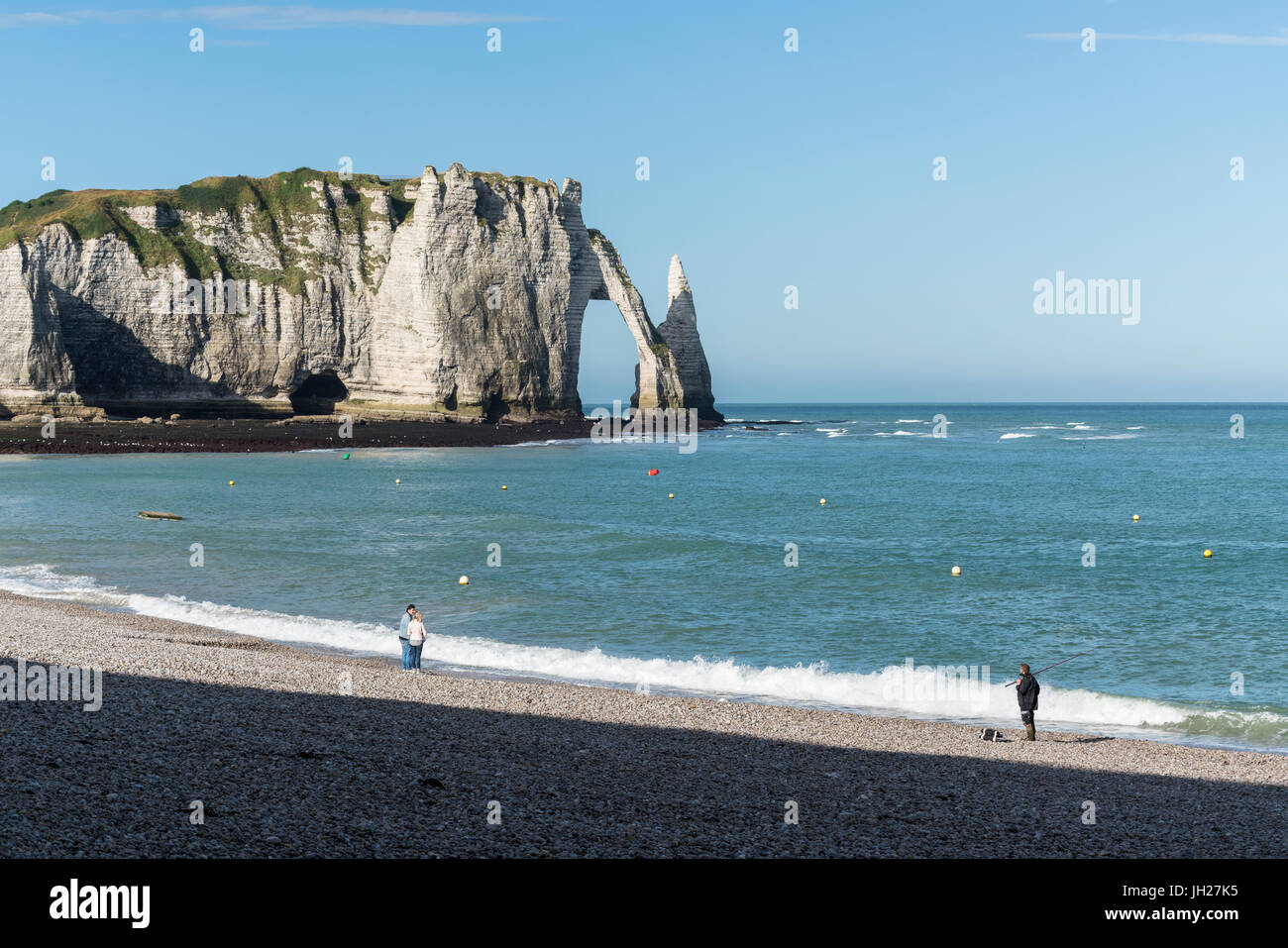 Les gens sur la plage et Porte d'Aval, dans l'arrière-plan, Etretat, Normandie, France, Europe Banque D'Images