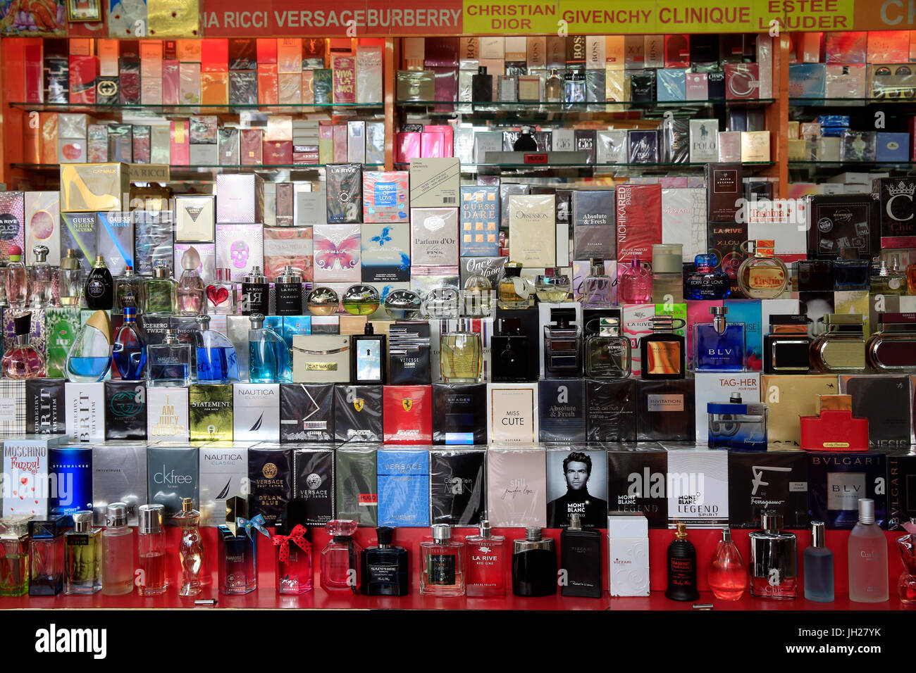 Différents parfums en vente. Singapour. Banque D'Images