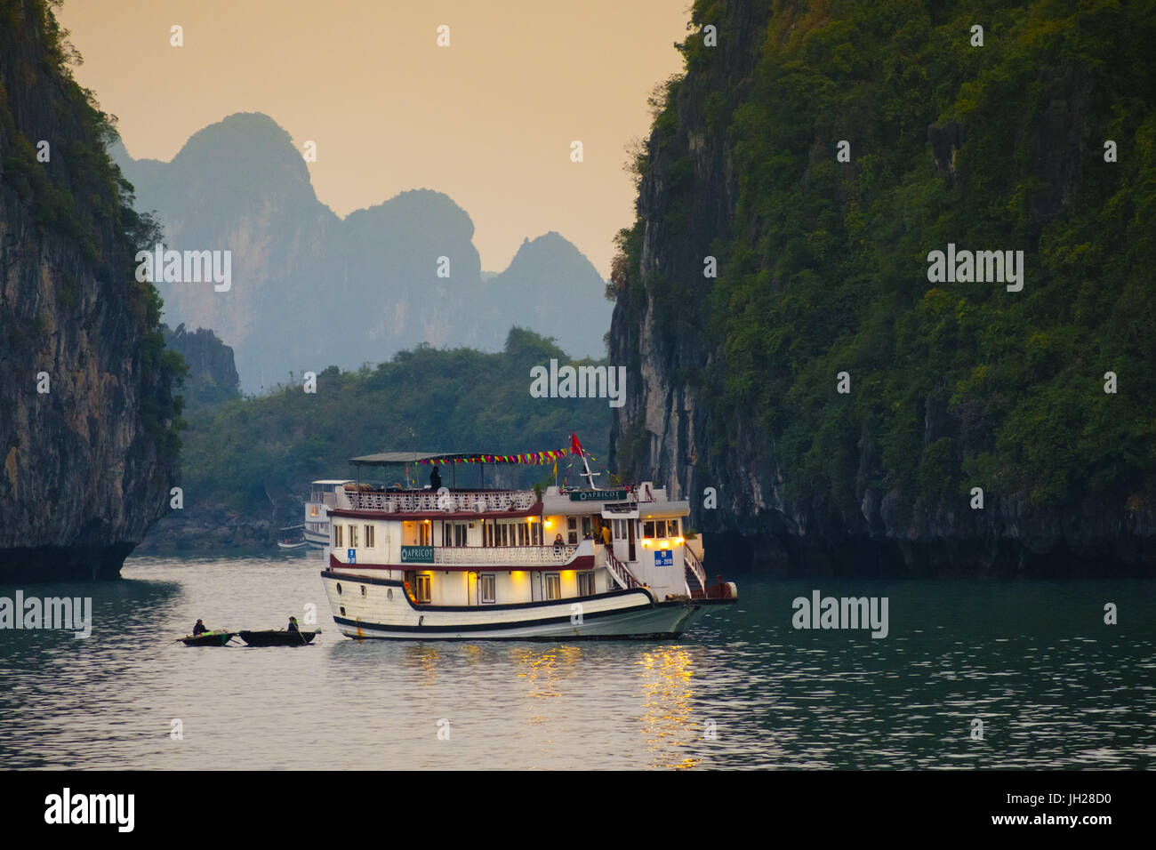 Bateaux sur la baie d'Halong, site classé au patrimoine mondial, le Vietnam, l'Indochine, l'Asie du Sud-Est, Asie Banque D'Images