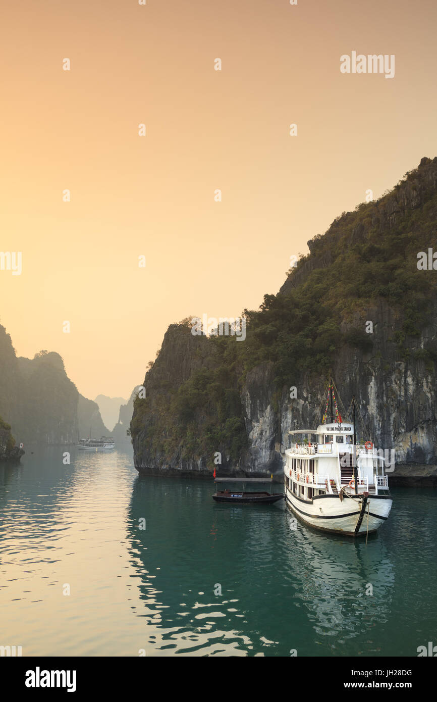 Bateaux sur la baie d'Halong à l'aube, Site du patrimoine mondial de l'UNESCO, le Vietnam, l'Indochine, l'Asie du Sud-Est, Asie Banque D'Images