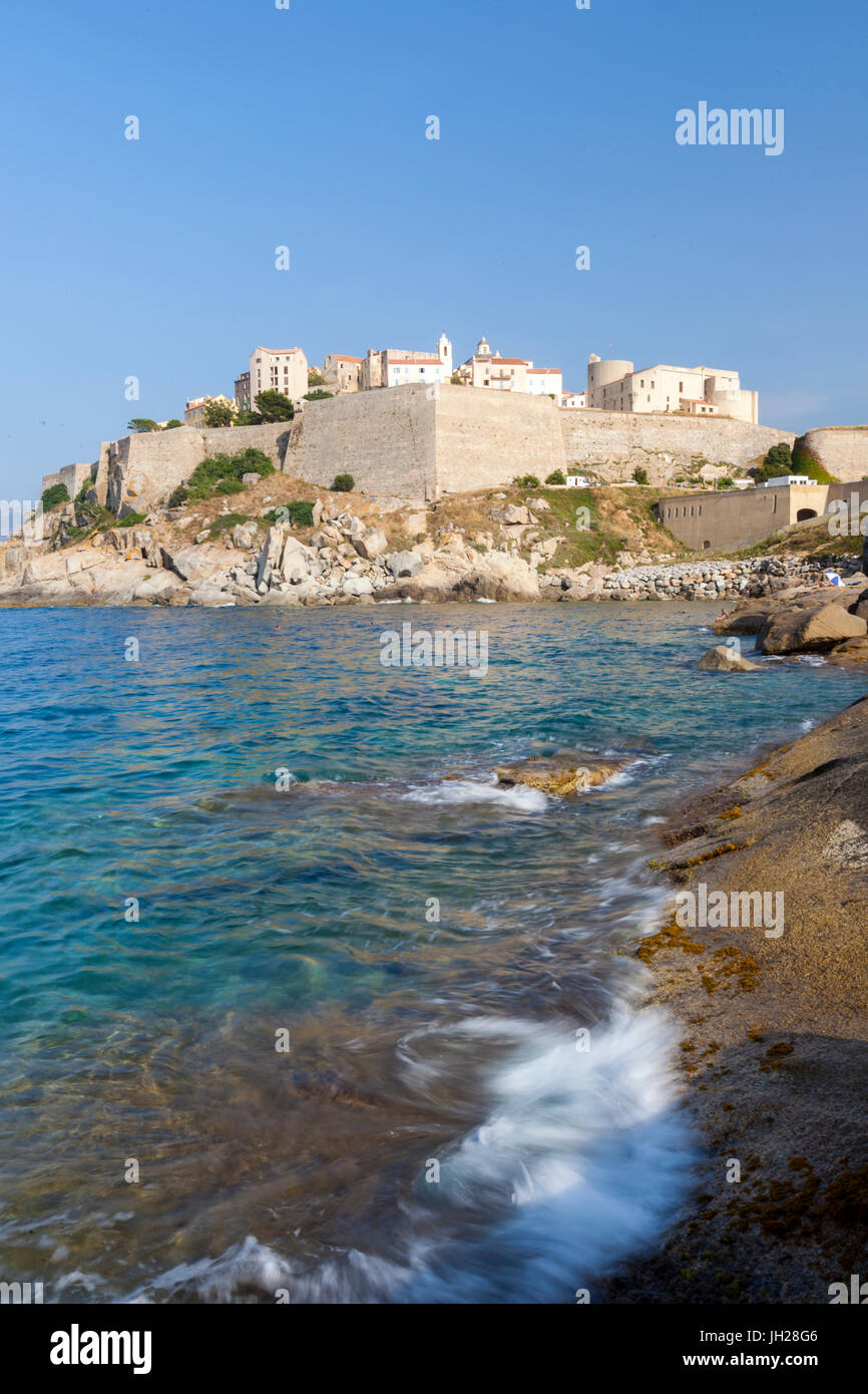 L'ancienne citadelle fortifiée sur le promontoire entouré par la mer, Calvi, Balagne, au nord-ouest de la Corse, France Banque D'Images