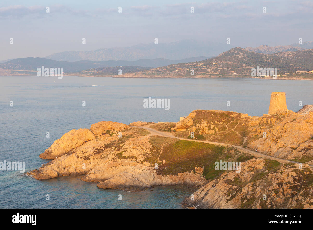 L'ancienne tour génoise surplombant la mer qui entoure le village d'Ile Rousse, Balagne, Corse, France Banque D'Images