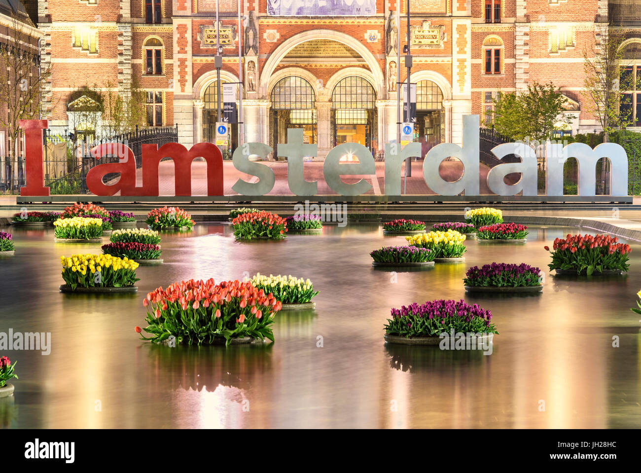 La National Rijksmuseum encadrée par des vases de fleurs flottant dans l'eau, Amsterdam, Hollande, Pays-Bas, Europe Banque D'Images