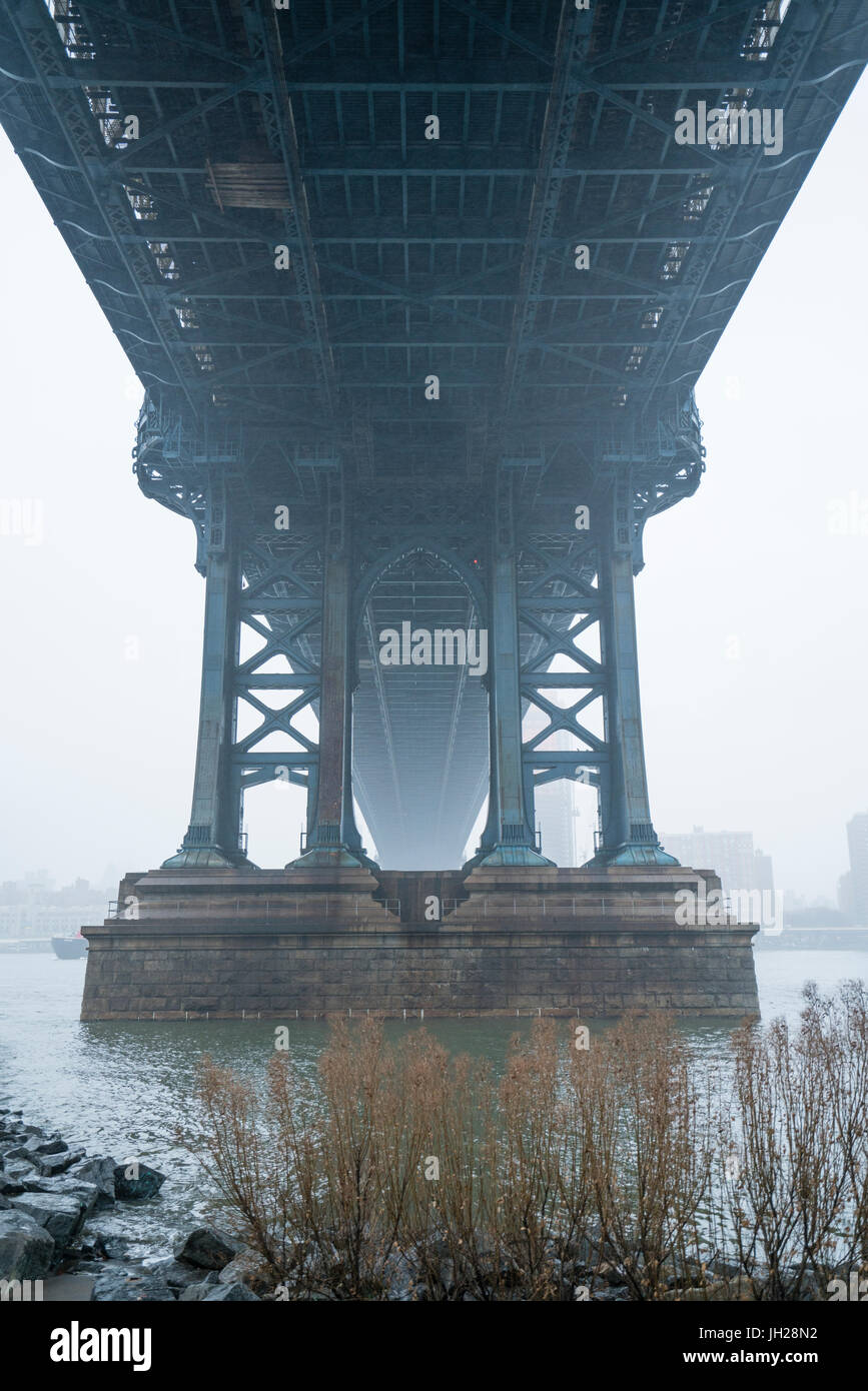 Pont de Manhattan par une froide journée brumeuse, Brooklyn, New York City, États-Unis d'Amérique, Amérique du Nord Banque D'Images