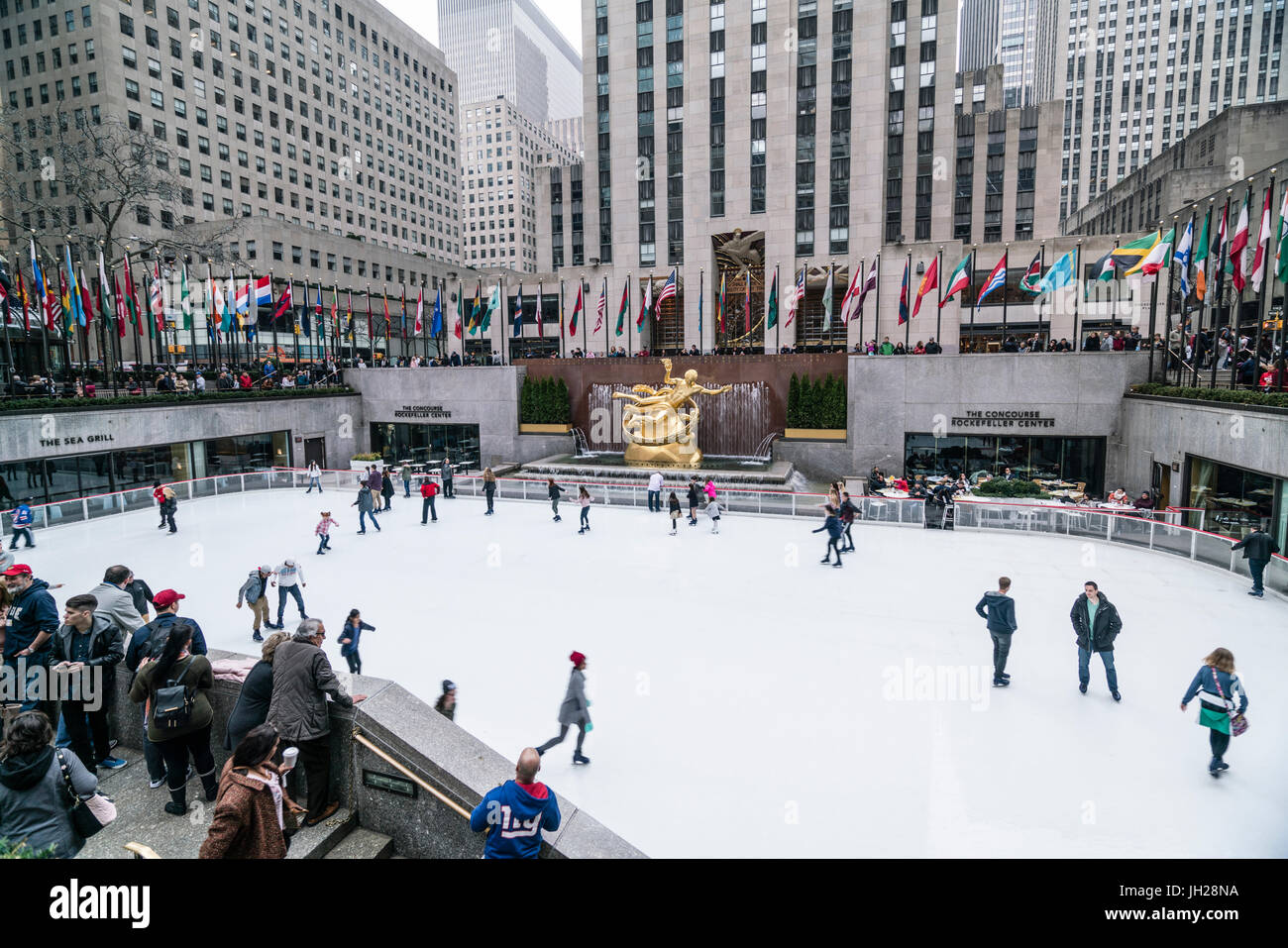 La patinoire d'hiver dans le Rockefeller Plaza, New York City, États-Unis d'Amérique, Amérique du Nord Banque D'Images