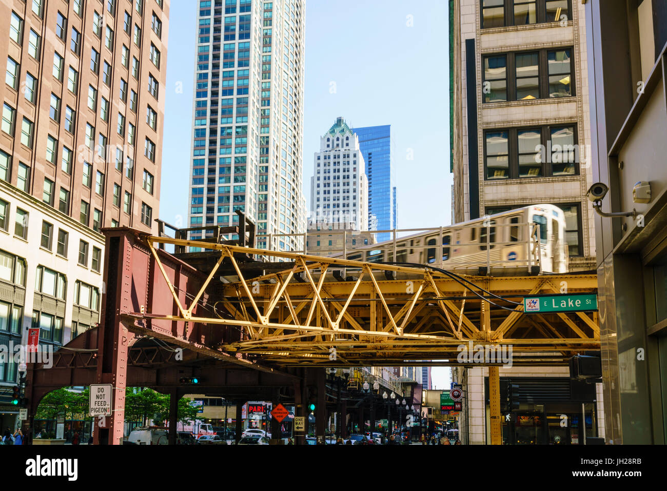 Train CTA sur la boucle de raccordement qui s'étend au-dessus du sol dans le centre-ville de Chicago, Illinois, États-Unis d'Amérique, Amérique du Nord Banque D'Images