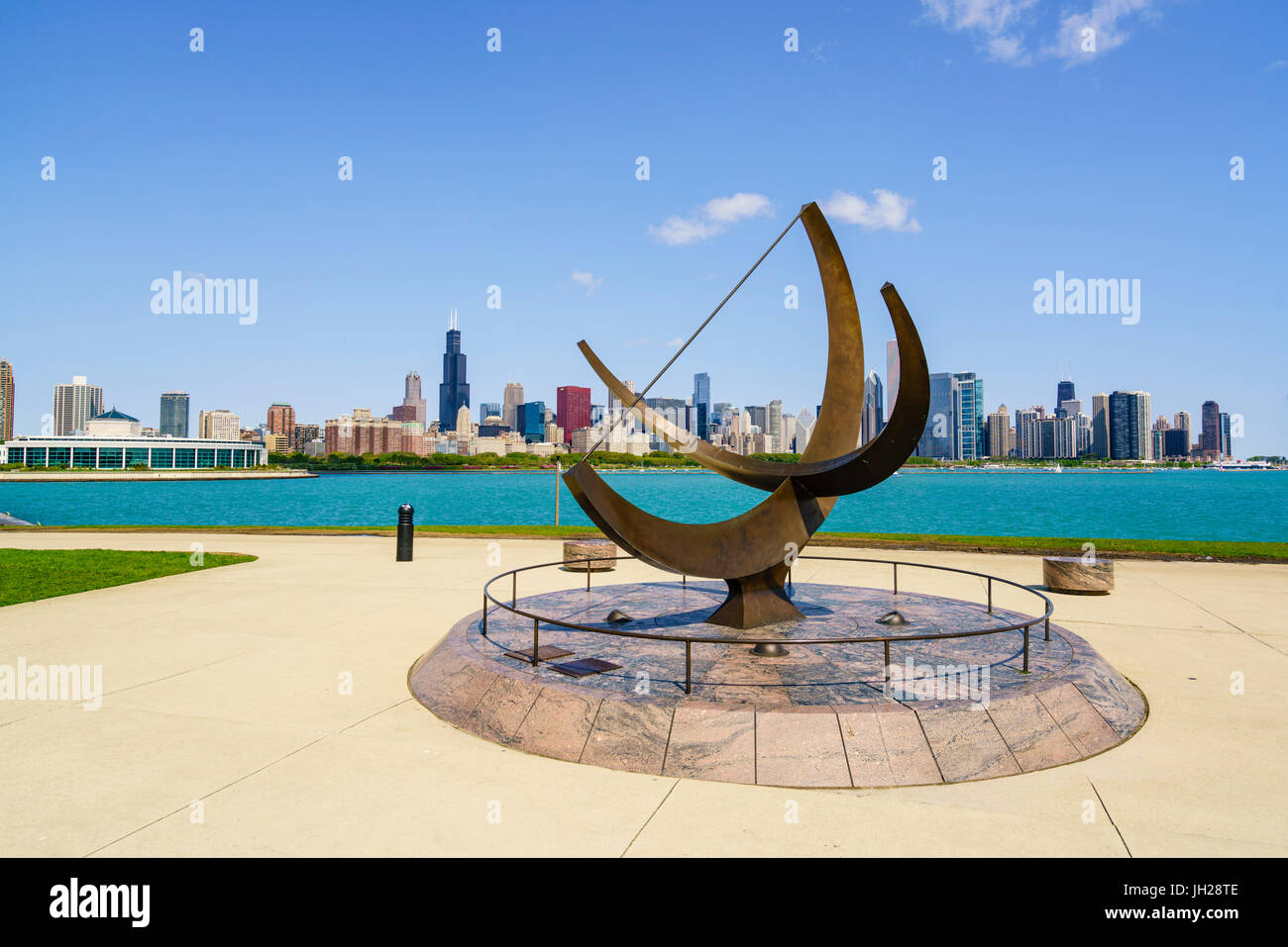 L'Adler Planetarium cadran solaire avec le lac Michigan et sur les toits de la ville au-delà, Chicago, Illinois, États-Unis d'Amérique Banque D'Images