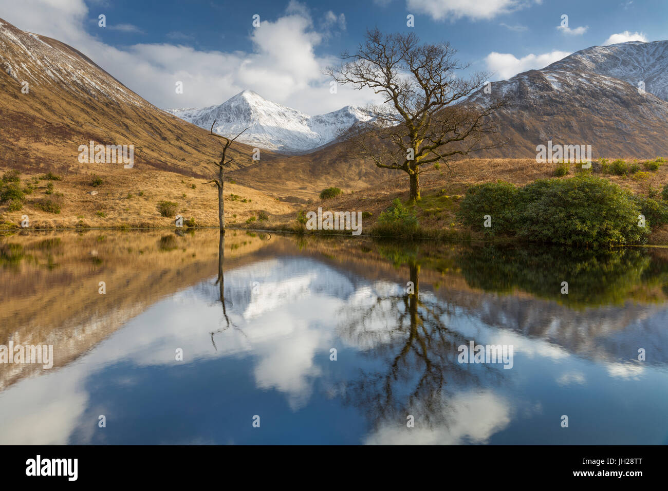 Loch tranquille réflexion dans Glen Etive, Glencoe, Highlands, Ecosse, Royaume-Uni, Europe Banque D'Images