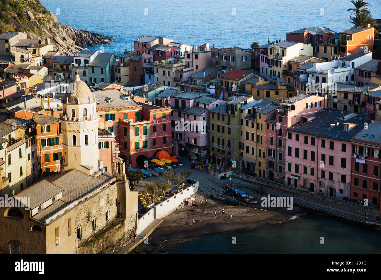 Vernazza dans le coucher du soleil la lumière, Parc National des Cinque Terre, l'UNESCO World Heritage Site, Ligurie, Italie, Méditerranée, Europe Banque D'Images